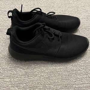 Nike Women’s size 8.5 all black sneakers